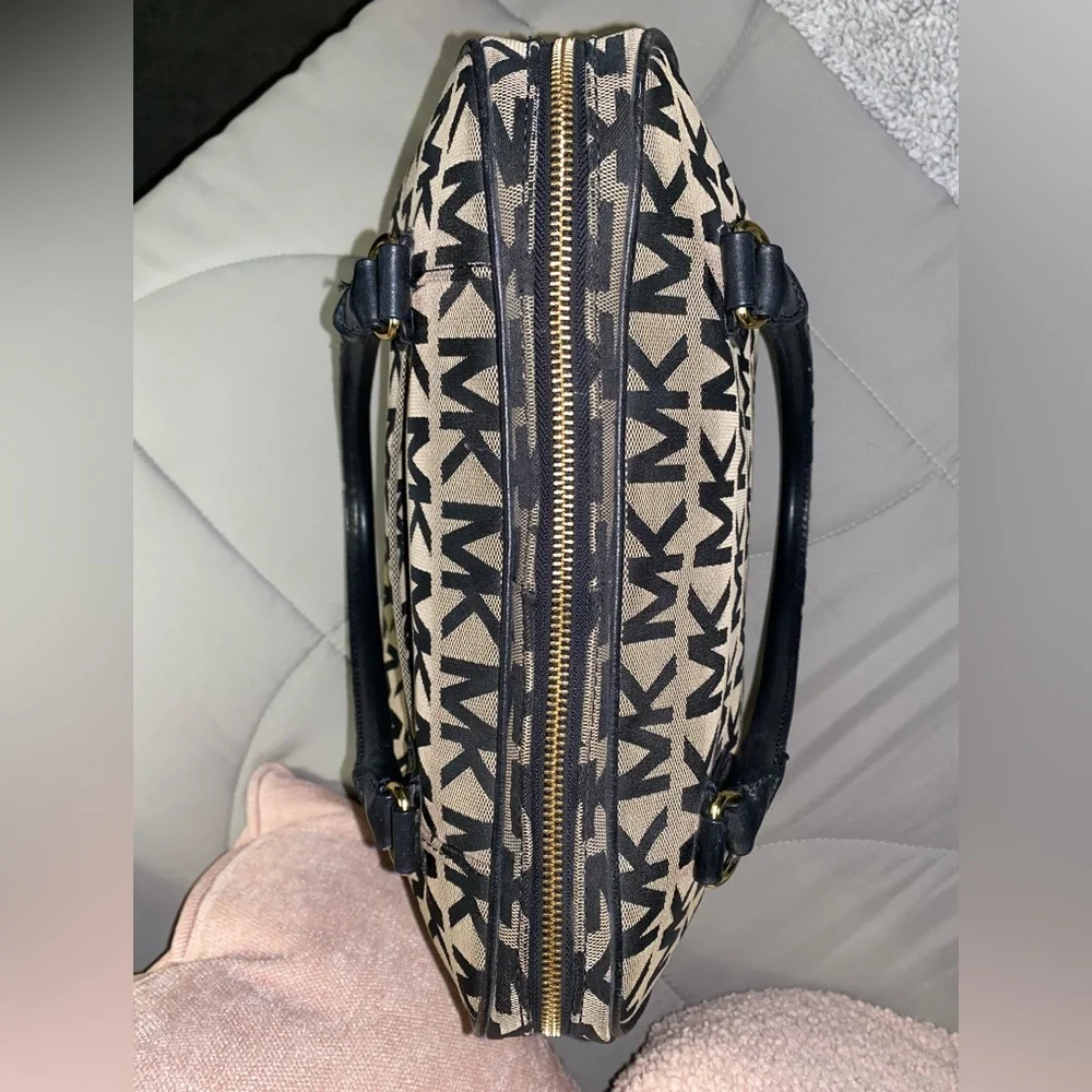 Authentic Michael Kors Satchel - Picture 4 of 16